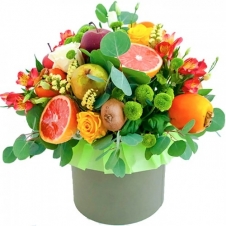 Композиция из цветов и фруктов в шляпной коробке № 1