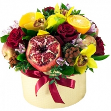 Композиция из цветов и фруктов в шляпной коробке № 2