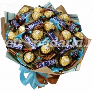 Сладкий букет из конфет Ферреро Рошер и шоколада Сникерс фото 1087