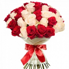 Букет из 35 красно - белых роз 
