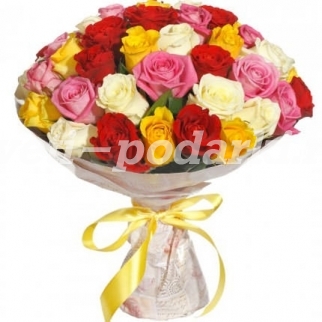 Букет из 51 разноцветной розы в крафте фото 955